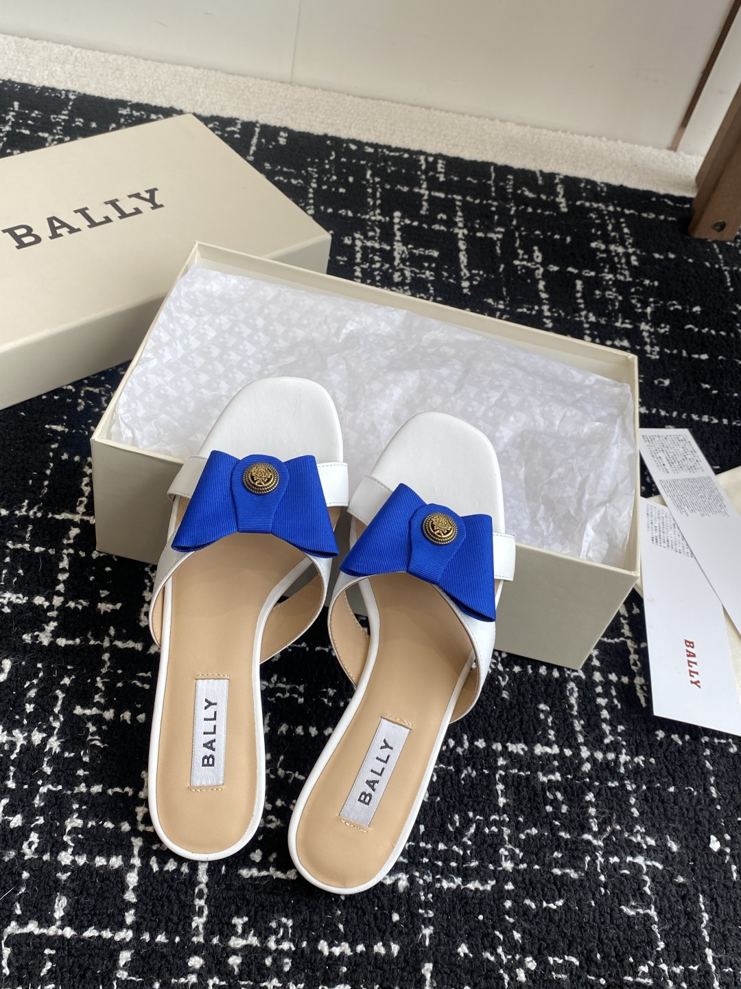 代购级
BALLA25S春夏新款 蝴蝶结凉鞋系列款式新颖别致！

采用方形蝴蝶机设计，搭配小方头！配以b