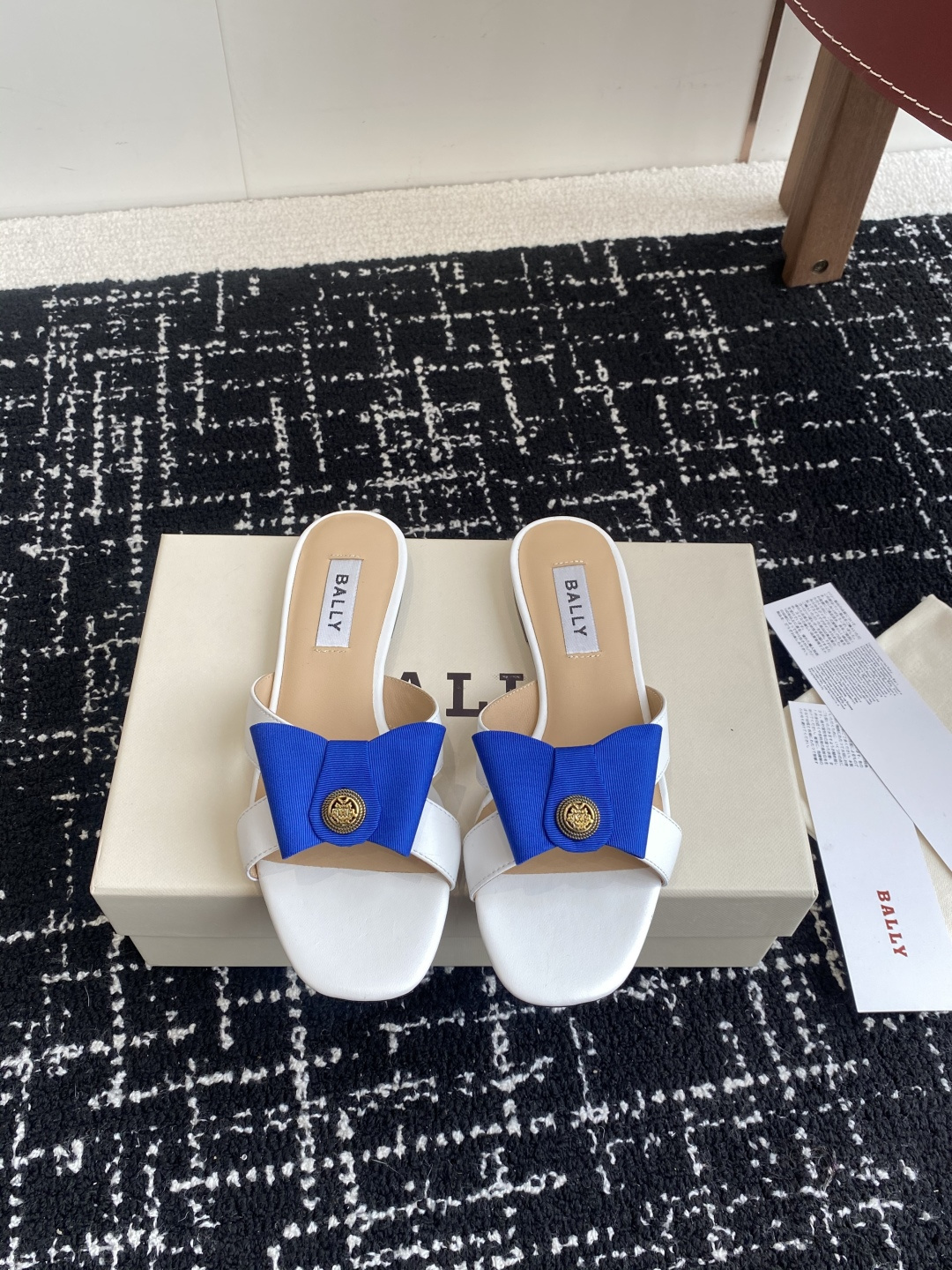 代购级
BALLA25S春夏新款 蝴蝶结凉鞋系列款式新颖别致！

采用方形蝴蝶机设计，搭配小方头！配以b