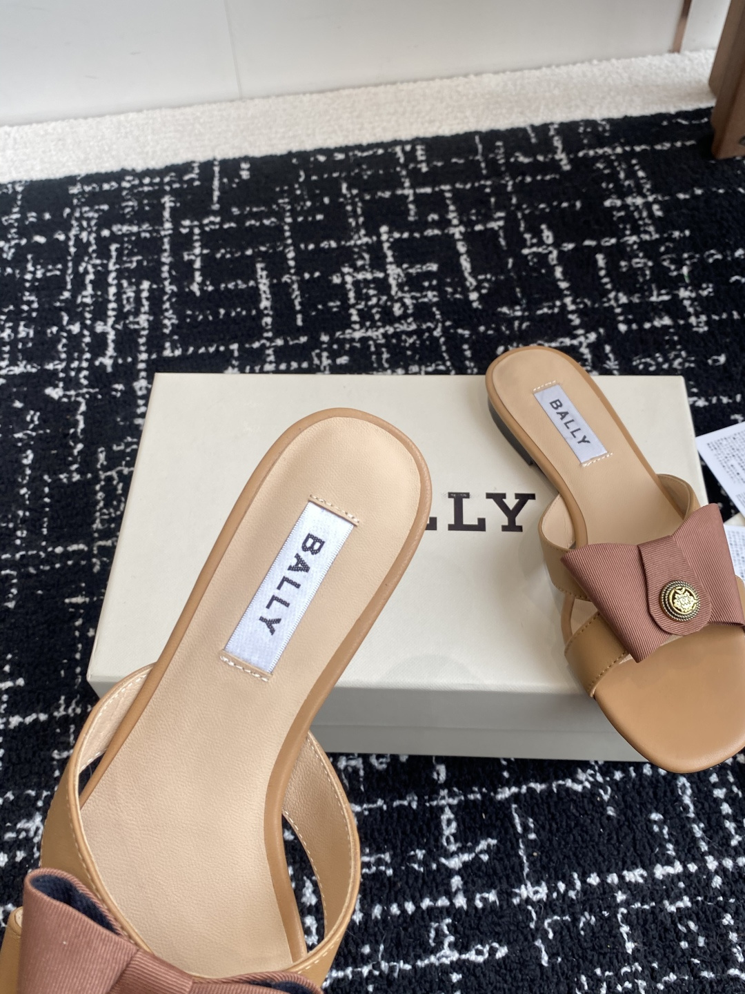 代购级
BALLA25S春夏新款 蝴蝶结凉鞋系列款式新颖别致！

采用方形蝴蝶机设计，搭配小方头！配以b