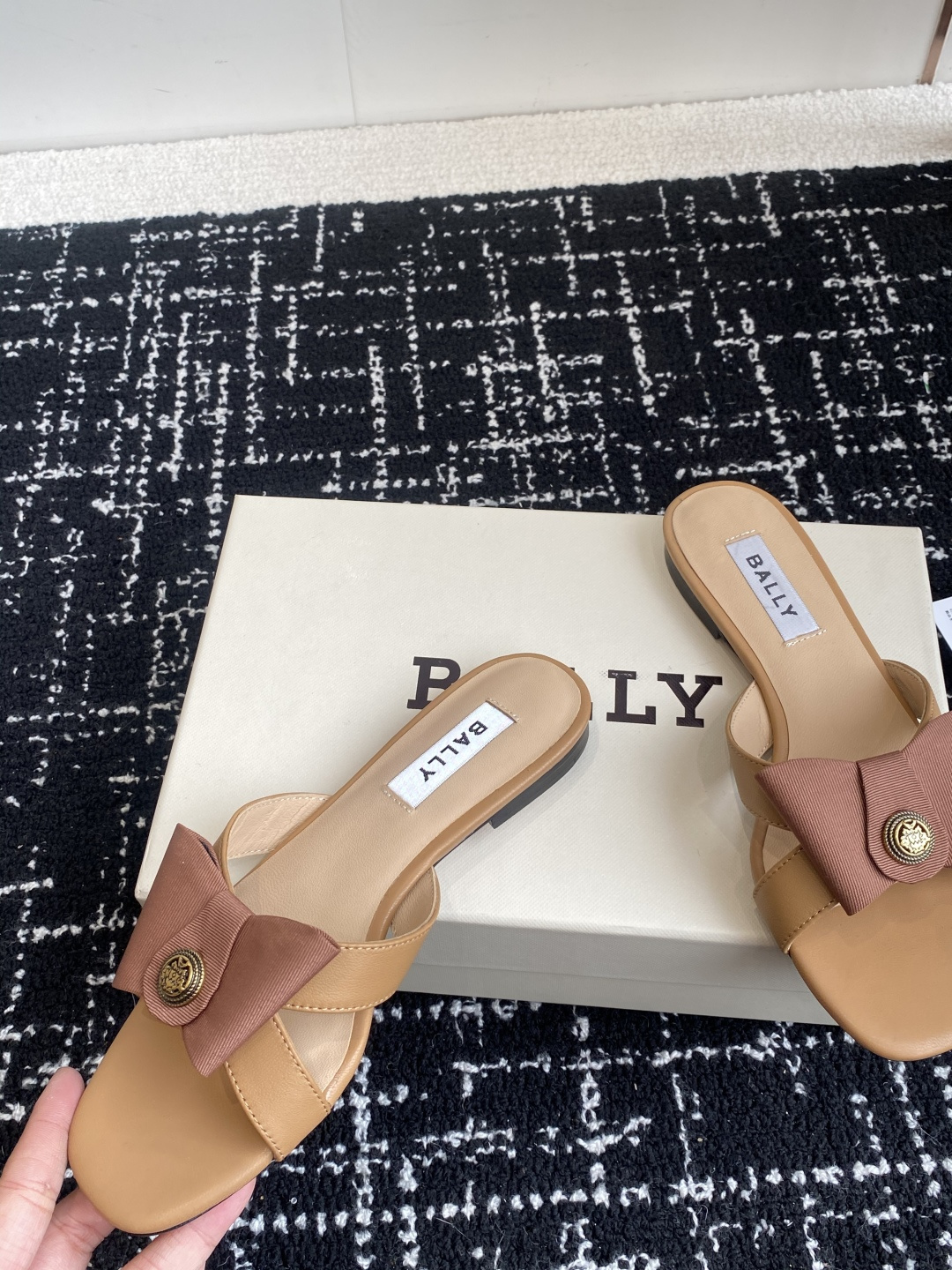 代购级
BALLA25S春夏新款 蝴蝶结凉鞋系列款式新颖别致！

采用方形蝴蝶机设计，搭配小方头！配以b