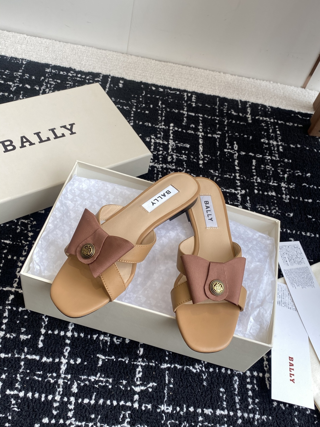 代购级
BALLA25S春夏新款 蝴蝶结凉鞋系列款式新颖别致！

采用方形蝴蝶机设计，搭配小方头！配以b