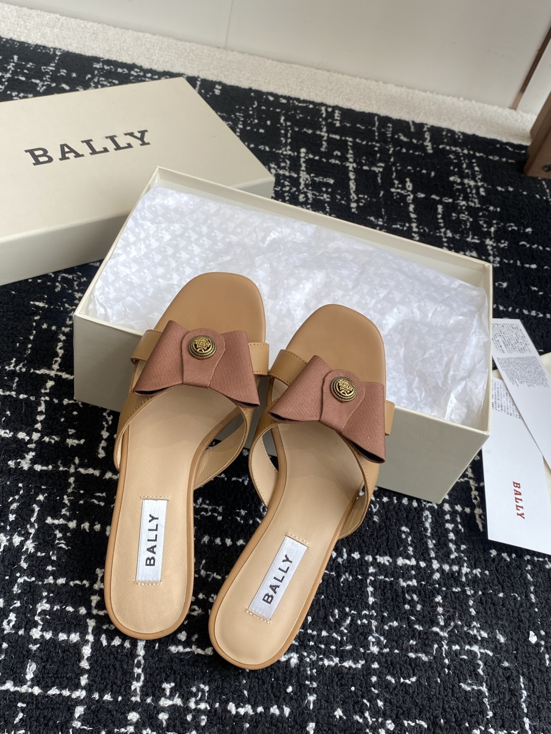 代购级
BALLA25S春夏新款 蝴蝶结凉鞋系列款式新颖别致！

采用方形蝴蝶机设计，搭配小方头！配以b