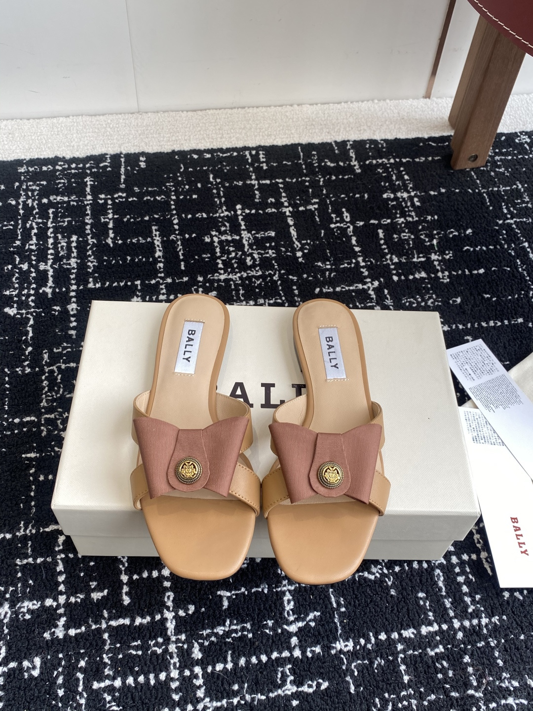 代购级
BALLA25S春夏新款 蝴蝶结凉鞋系列款式新颖别致！

采用方形蝴蝶机设计，搭配小方头！配以b