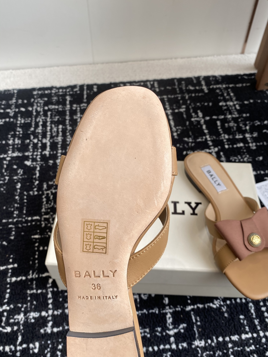 代购级
BALLA25S春夏新款 蝴蝶结凉鞋系列款式新颖别致！

采用方形蝴蝶机设计，搭配小方头！配以b