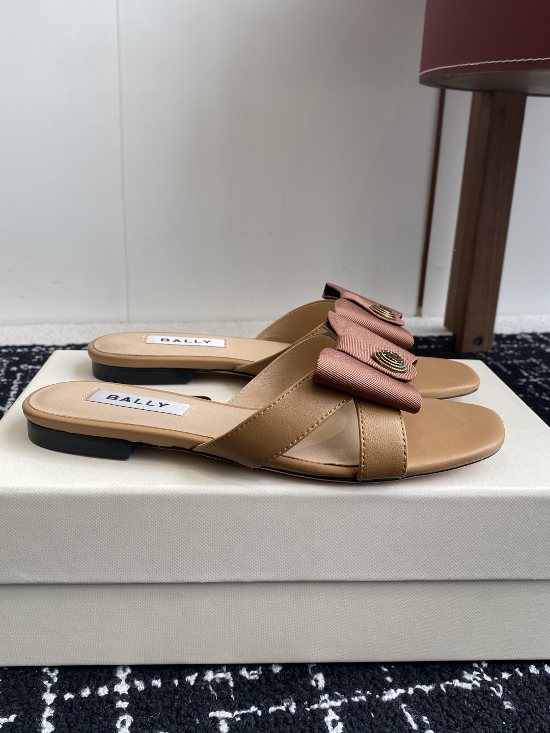 代购级
BALLA25S春夏新款 蝴蝶结凉鞋系列款式新颖别致！

采用方形蝴蝶机设计，搭配小方头！配以b