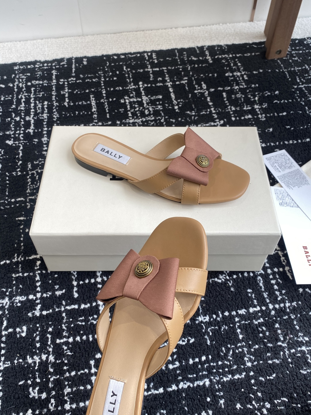 代购级
BALLA25S春夏新款 蝴蝶结凉鞋系列款式新颖别致！

采用方形蝴蝶机设计，搭配小方头！配以b