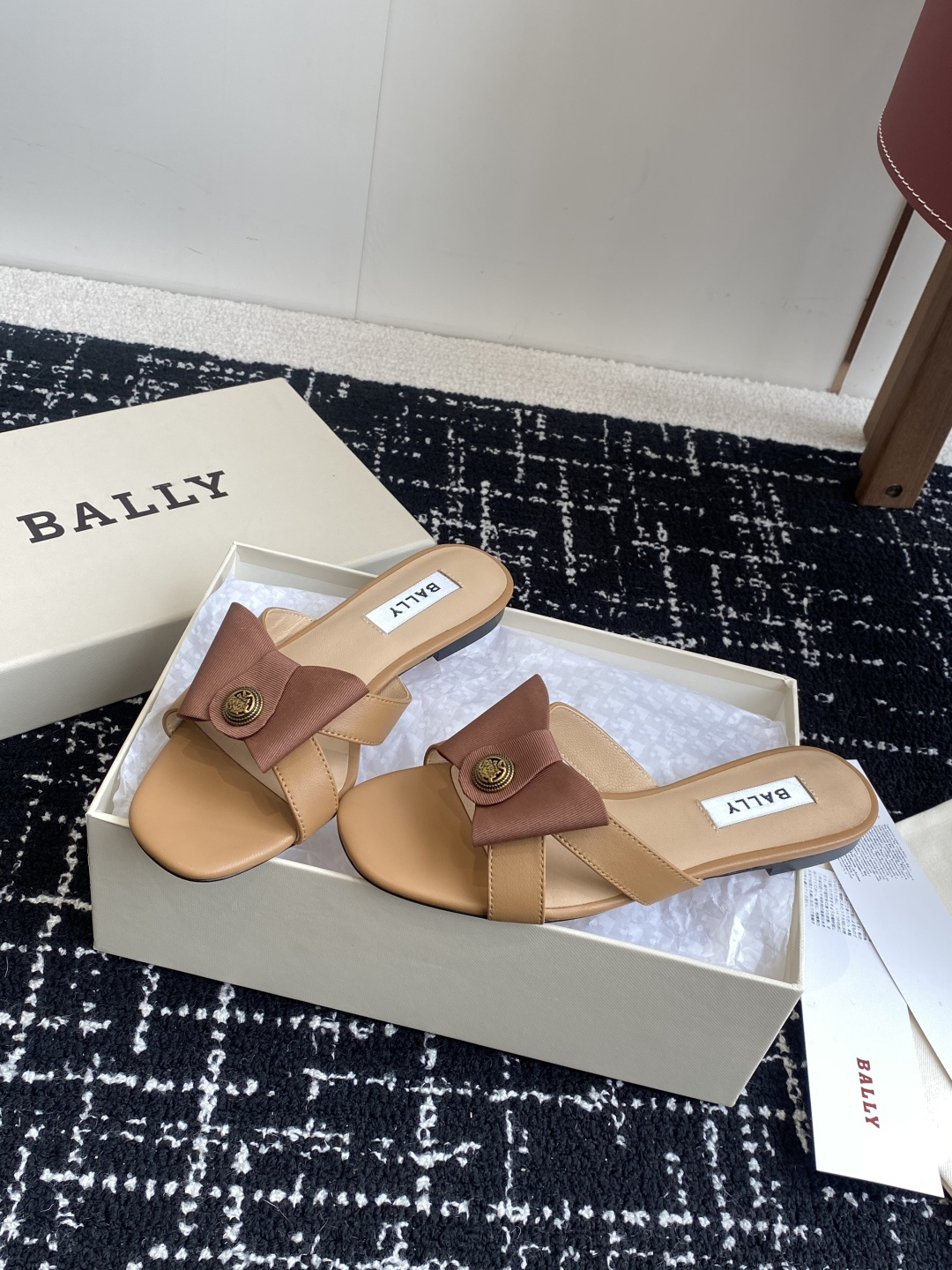 代购级
BALLA25S春夏新款 蝴蝶结凉鞋系列款式新颖别致！

采用方形蝴蝶机设计，搭配小方头！配以b