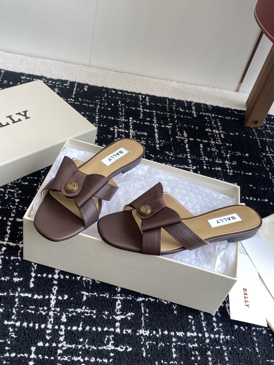 代购级
BALLA25S春夏新款 蝴蝶结凉鞋系列款式新颖别致！

采用方形蝴蝶机设计，搭配小方头！配以b