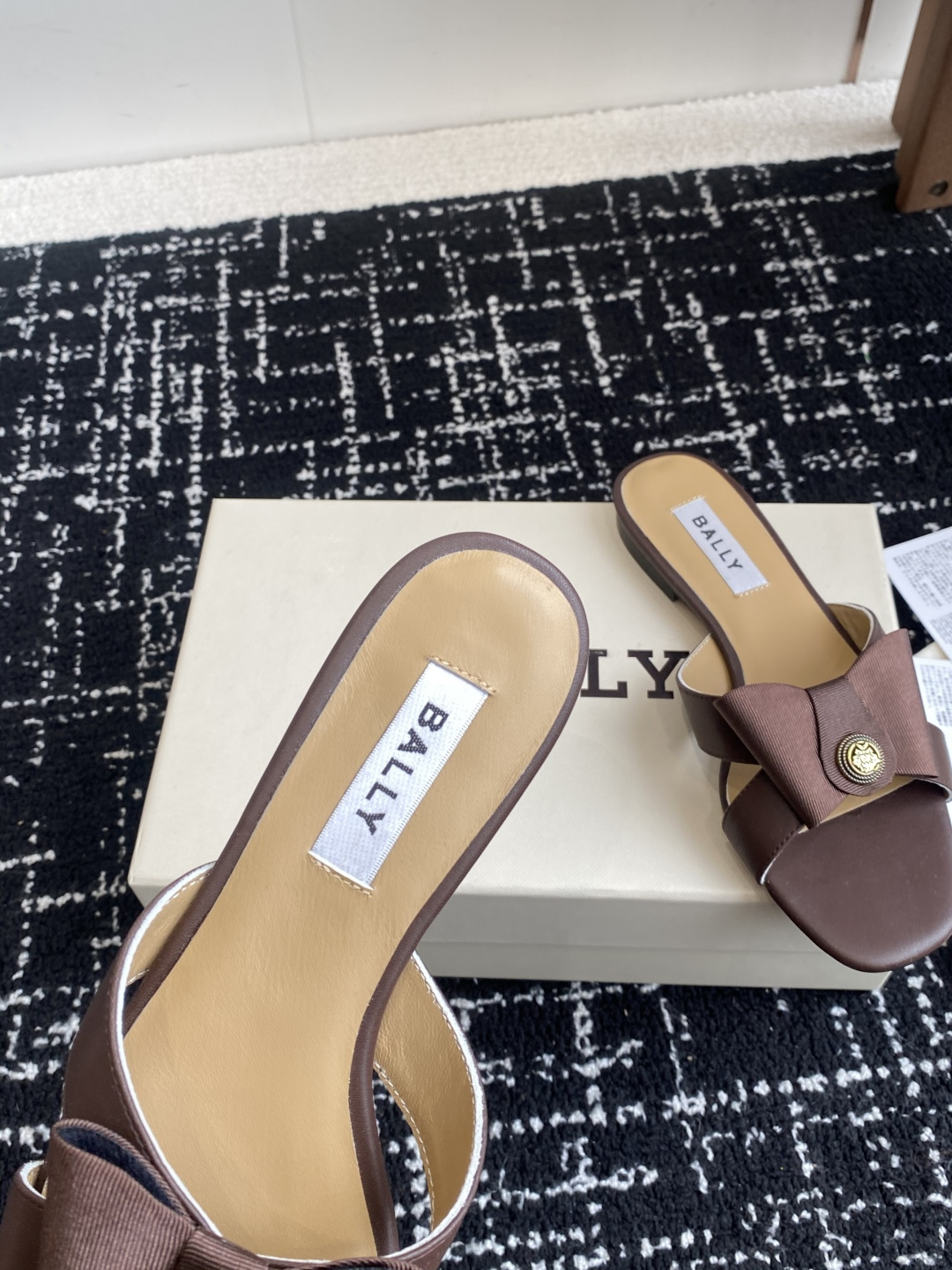 代购级
BALLA25S春夏新款 蝴蝶结凉鞋系列款式新颖别致！

采用方形蝴蝶机设计，搭配小方头！配以b