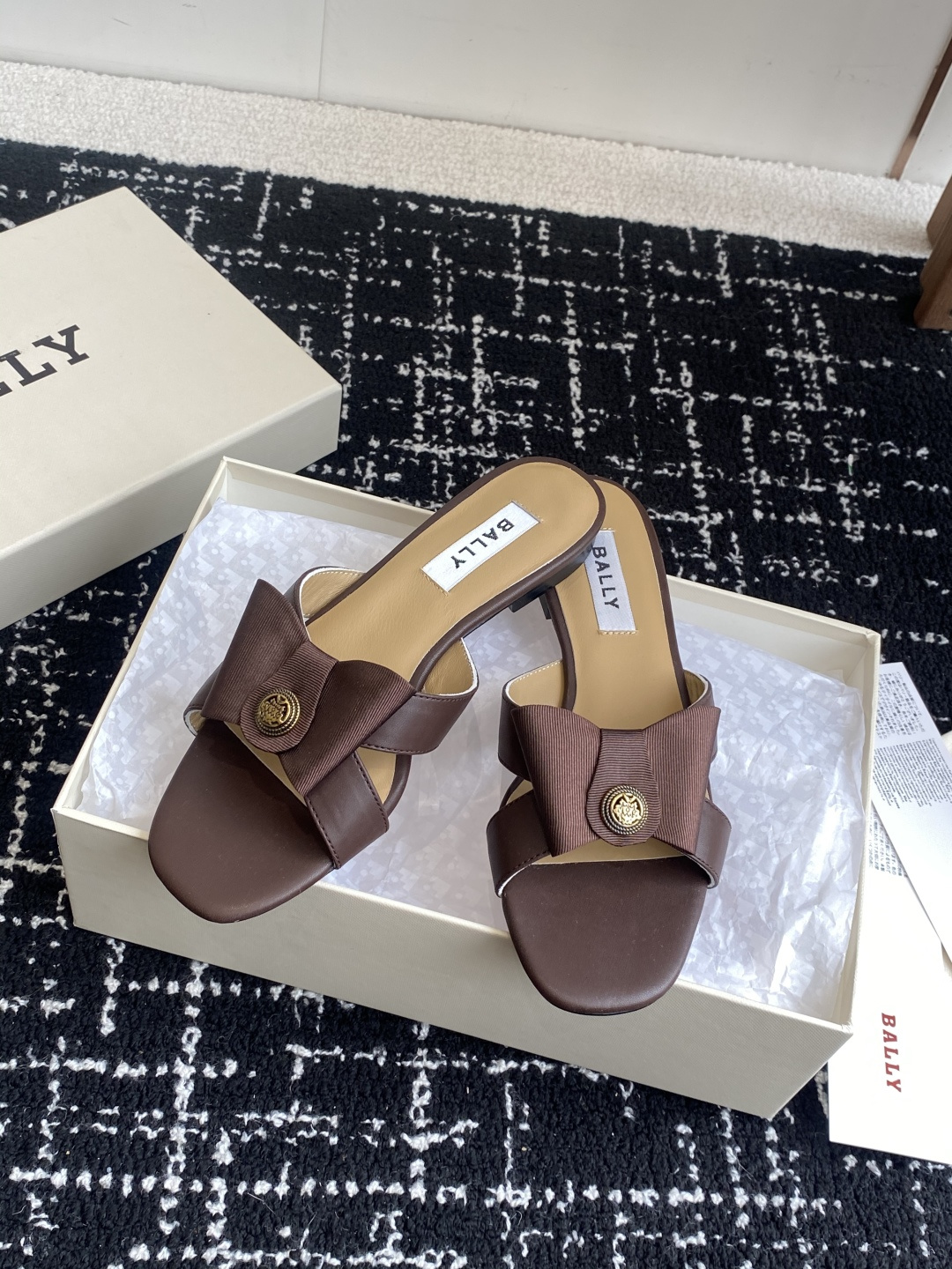 代购级
BALLA25S春夏新款 蝴蝶结凉鞋系列款式新颖别致！

采用方形蝴蝶机设计，搭配小方头！配以b