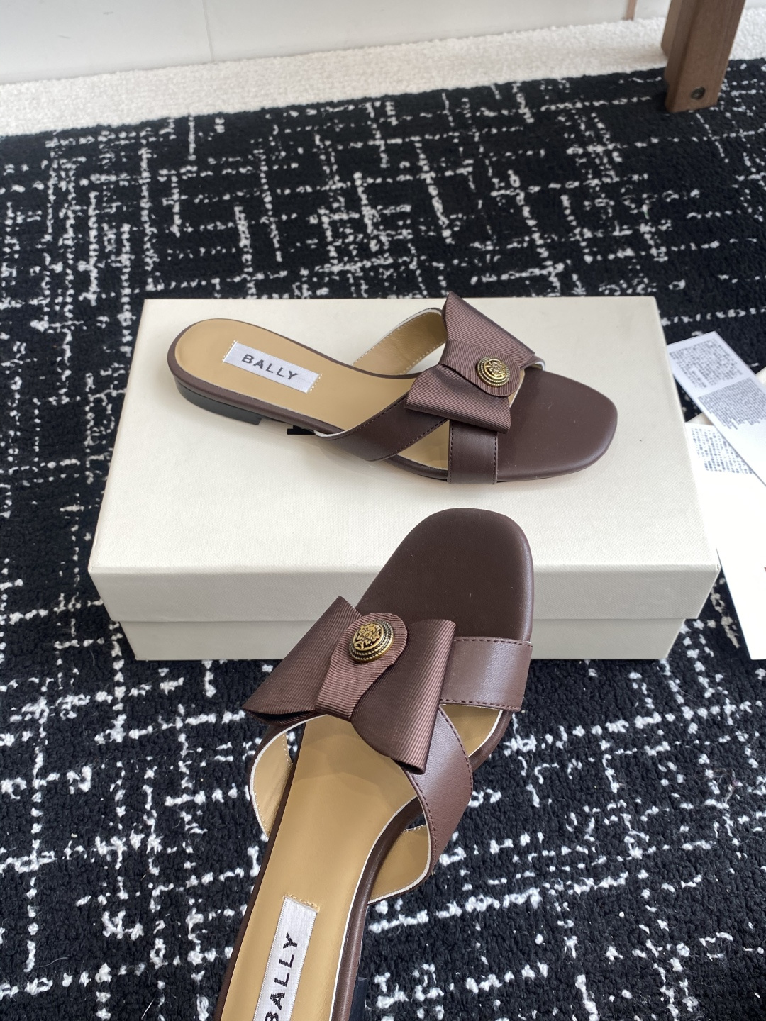 代购级
BALLA25S春夏新款 蝴蝶结凉鞋系列款式新颖别致！

采用方形蝴蝶机设计，搭配小方头！配以b