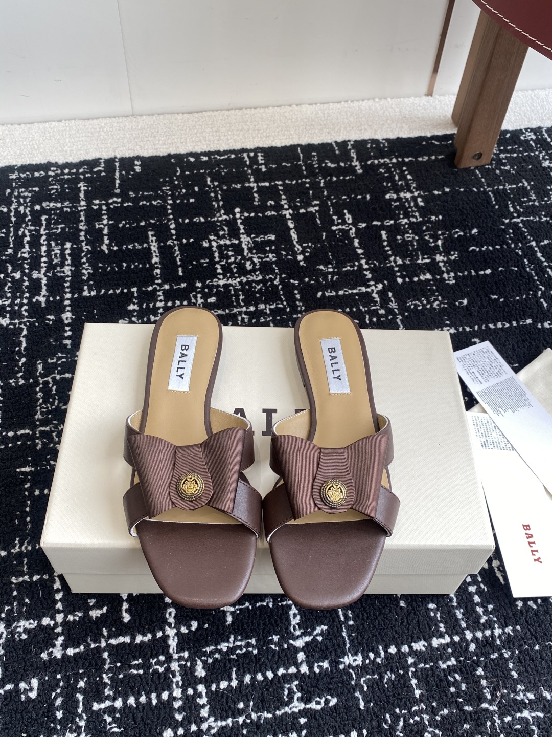 代购级
BALLA25S春夏新款 蝴蝶结凉鞋系列款式新颖别致！

采用方形蝴蝶机设计，搭配小方头！配以b
