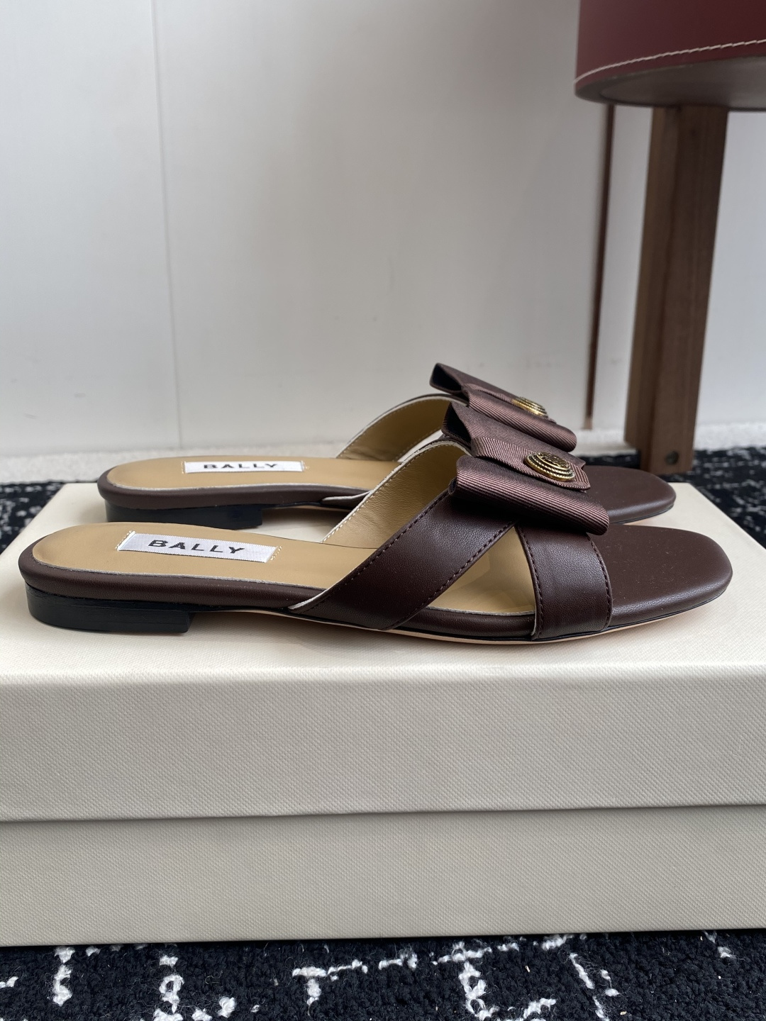 代购级
BALLA25S春夏新款 蝴蝶结凉鞋系列款式新颖别致！

采用方形蝴蝶机设计，搭配小方头！配以b