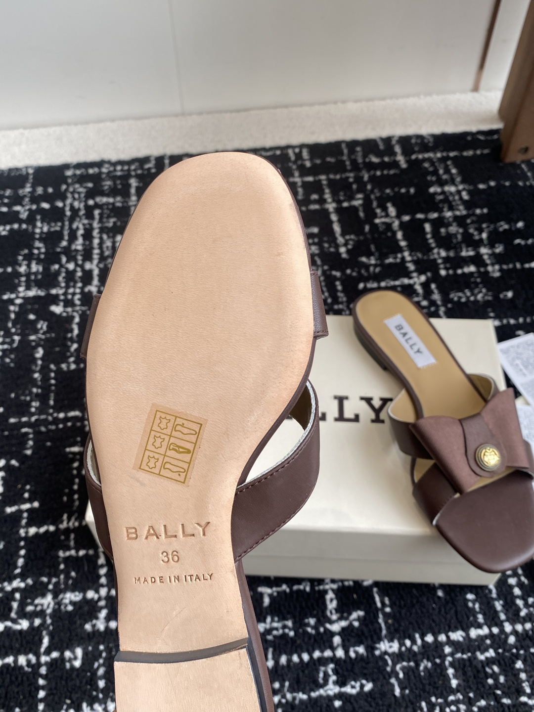 代购级
BALLA25S春夏新款 蝴蝶结凉鞋系列款式新颖别致！

采用方形蝴蝶机设计，搭配小方头！配以b