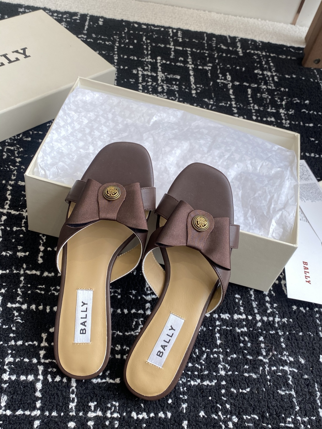 代购级
BALLA25S春夏新款 蝴蝶结凉鞋系列款式新颖别致！

采用方形蝴蝶机设计，搭配小方头！配以b