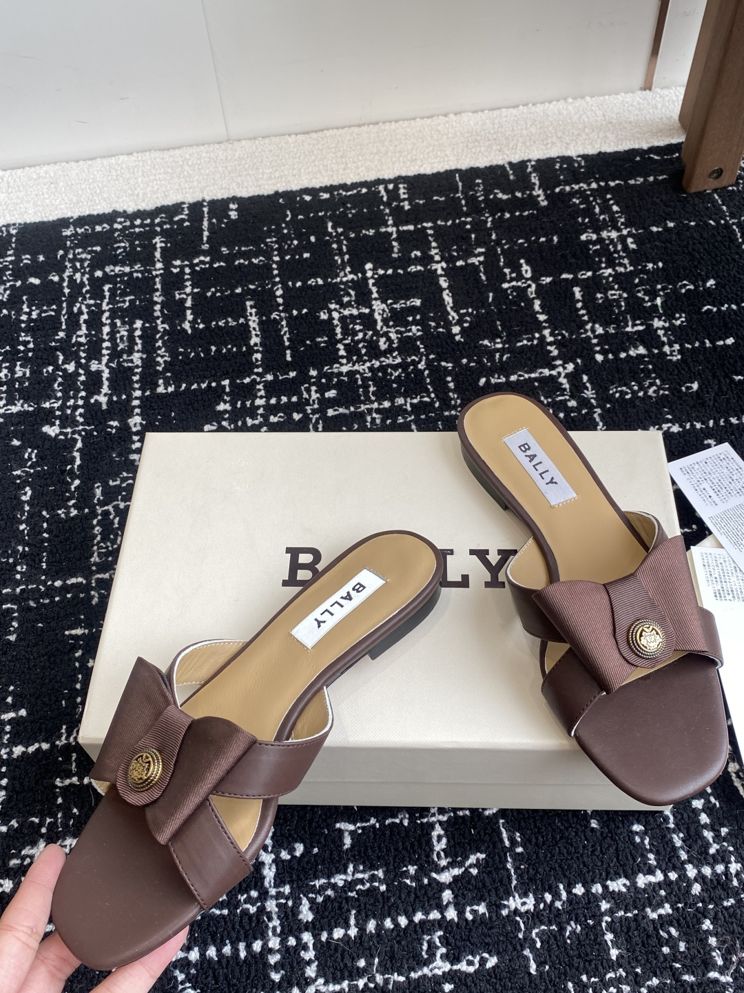 代购级
BALLA25S春夏新款 蝴蝶结凉鞋系列款式新颖别致！

采用方形蝴蝶机设计，搭配小方头！配以b