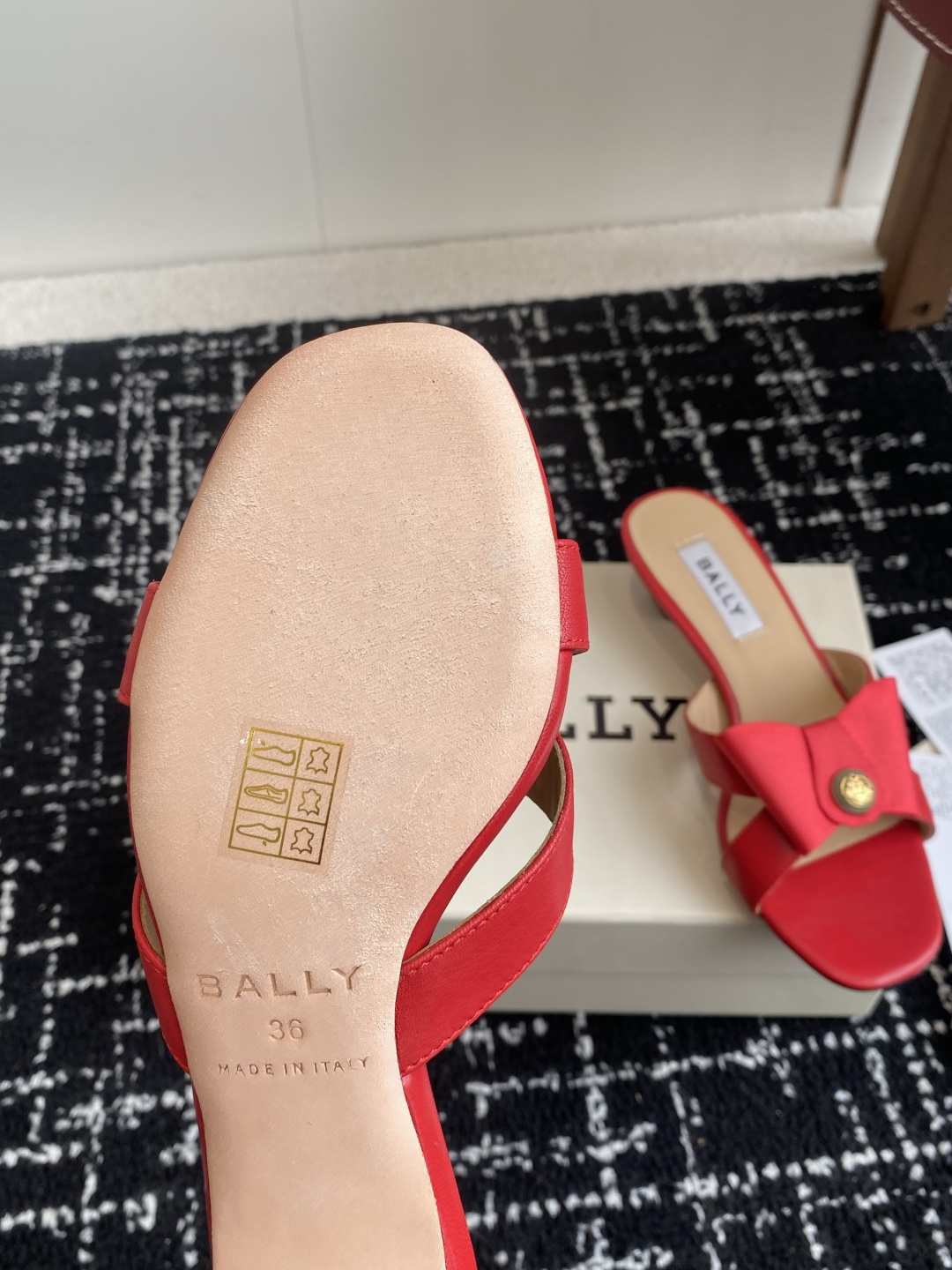 代购级
BALLA25S春夏新款 蝴蝶结凉鞋系列款式新颖别致！

采用方形蝴蝶机设计，搭配小方头！配以b