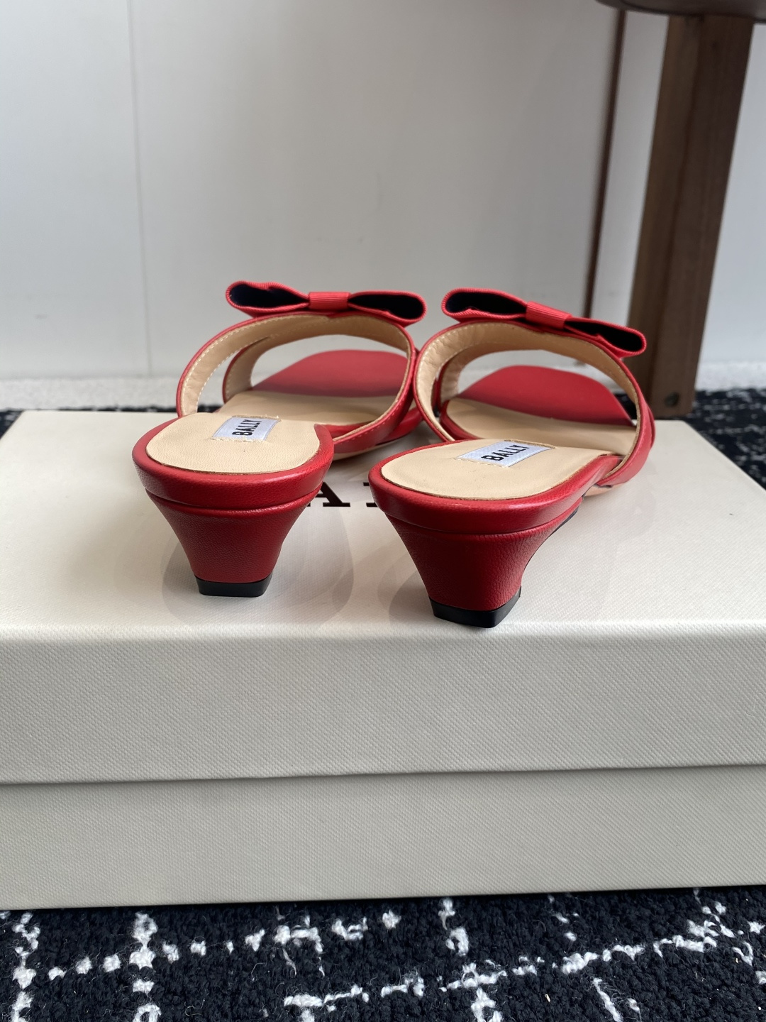 代购级
BALLA25S春夏新款 蝴蝶结凉鞋系列款式新颖别致！

采用方形蝴蝶机设计，搭配小方头！配以b