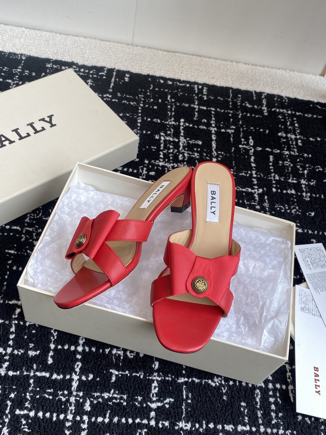 代购级
BALLA25S春夏新款 蝴蝶结凉鞋系列款式新颖别致！

采用方形蝴蝶机设计，搭配小方头！配以b