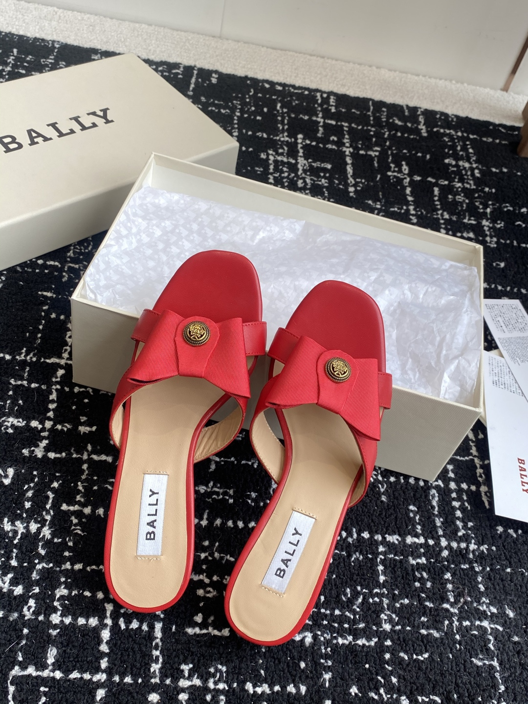 代购级
BALLA25S春夏新款 蝴蝶结凉鞋系列款式新颖别致！

采用方形蝴蝶机设计，搭配小方头！配以b