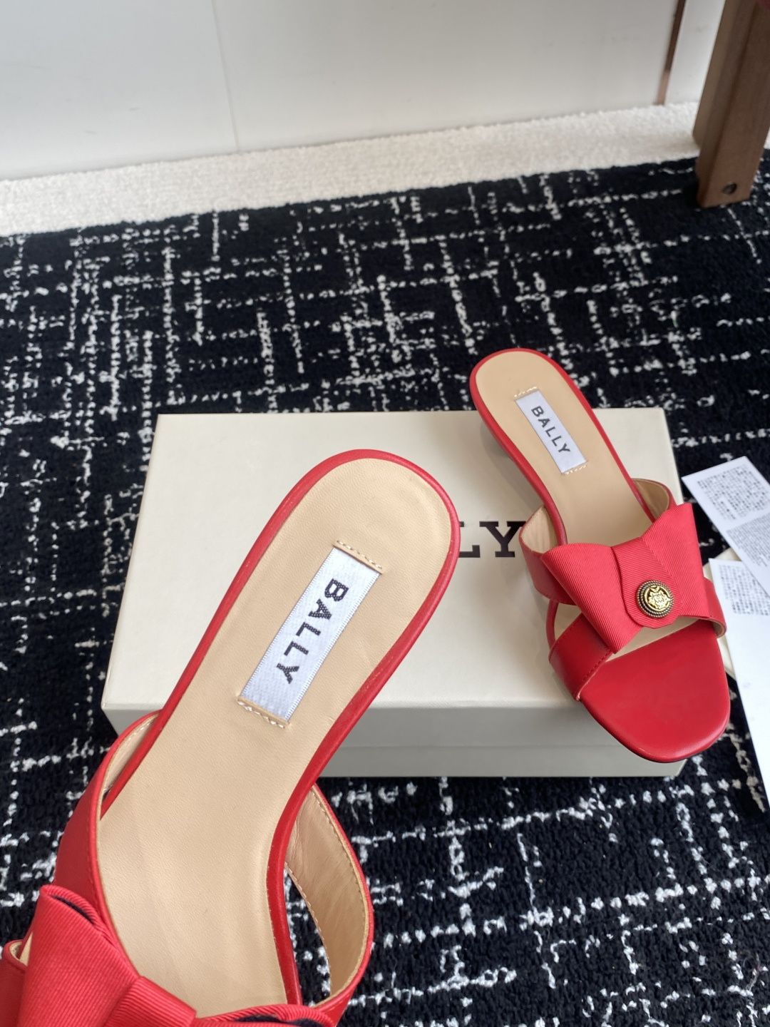 代购级
BALLA25S春夏新款 蝴蝶结凉鞋系列款式新颖别致！

采用方形蝴蝶机设计，搭配小方头！配以b