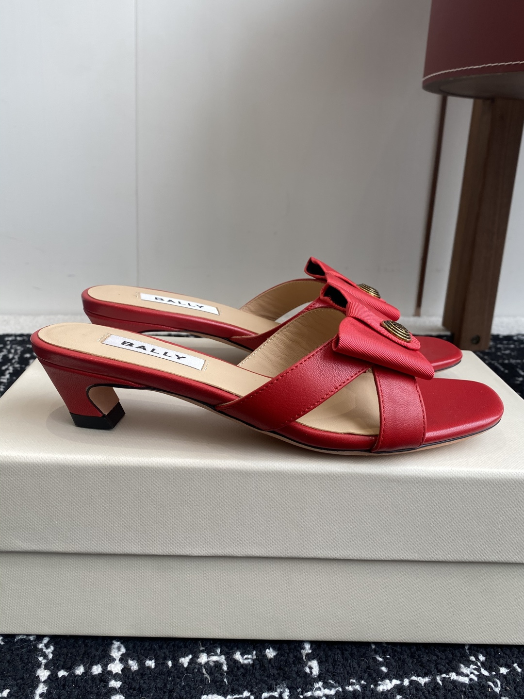 代购级
BALLA25S春夏新款 蝴蝶结凉鞋系列款式新颖别致！

采用方形蝴蝶机设计，搭配小方头！配以b