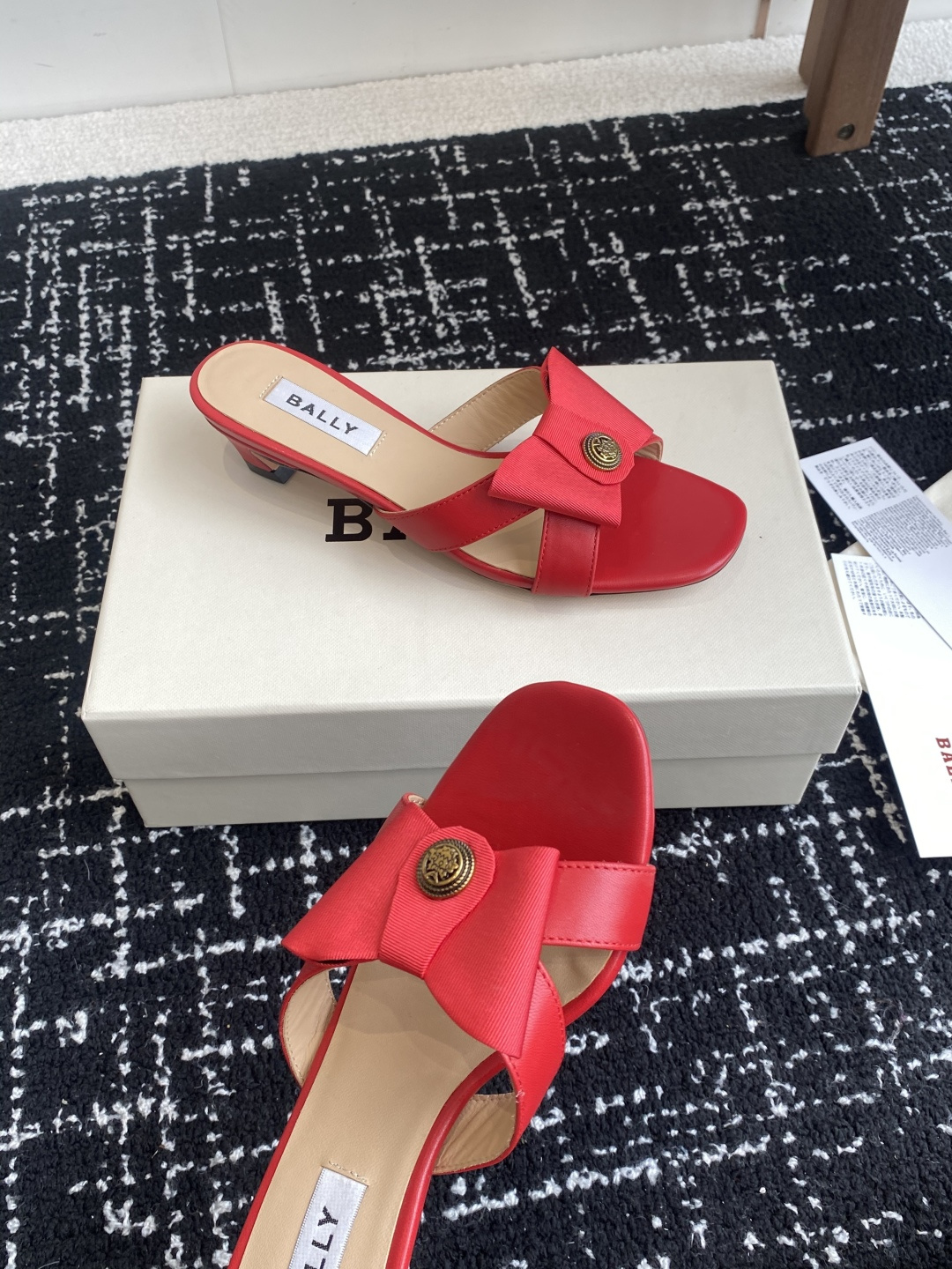 代购级
BALLA25S春夏新款 蝴蝶结凉鞋系列款式新颖别致！

采用方形蝴蝶机设计，搭配小方头！配以b