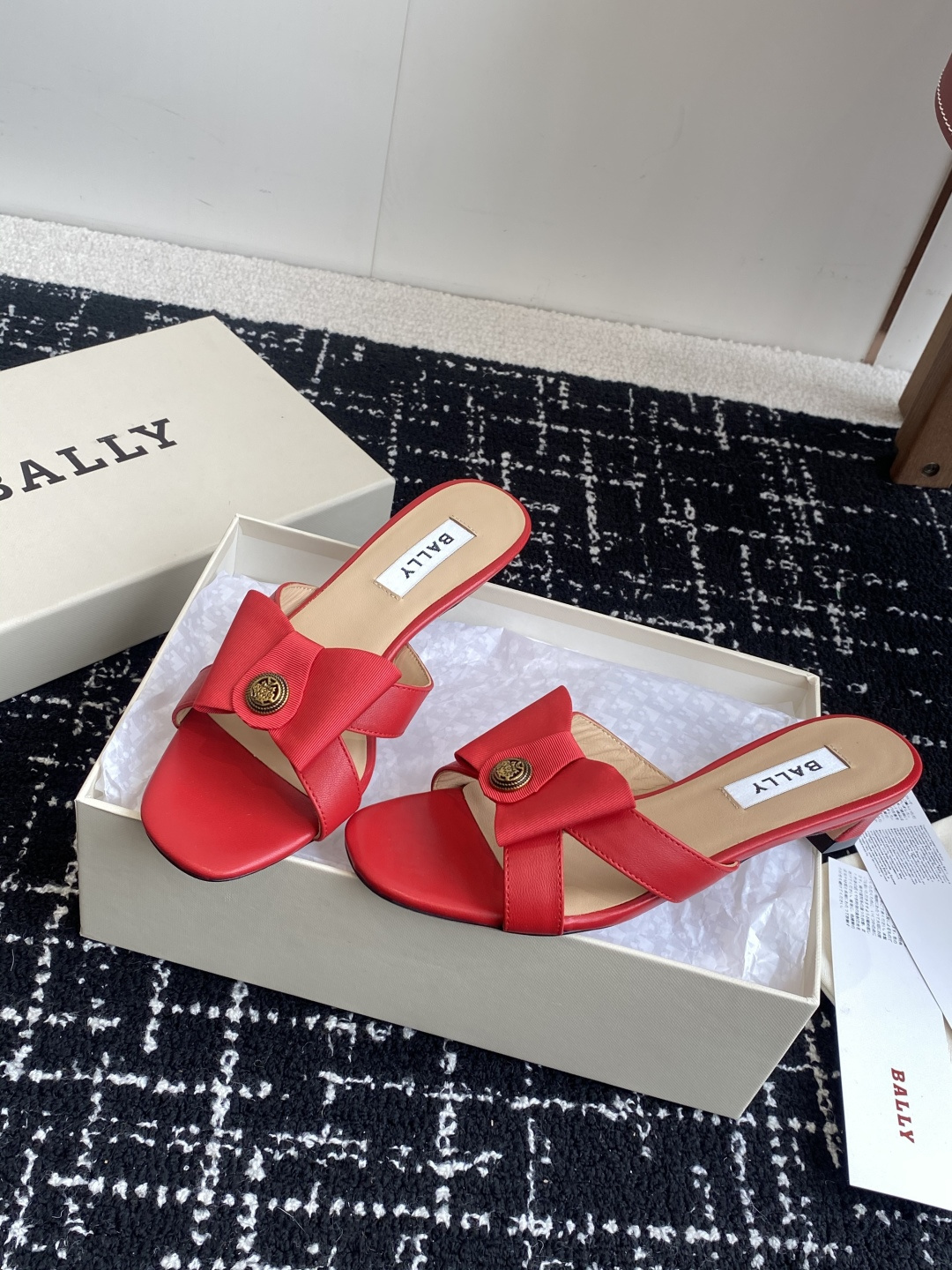 代购级
BALLA25S春夏新款 蝴蝶结凉鞋系列款式新颖别致！

采用方形蝴蝶机设计，搭配小方头！配以b