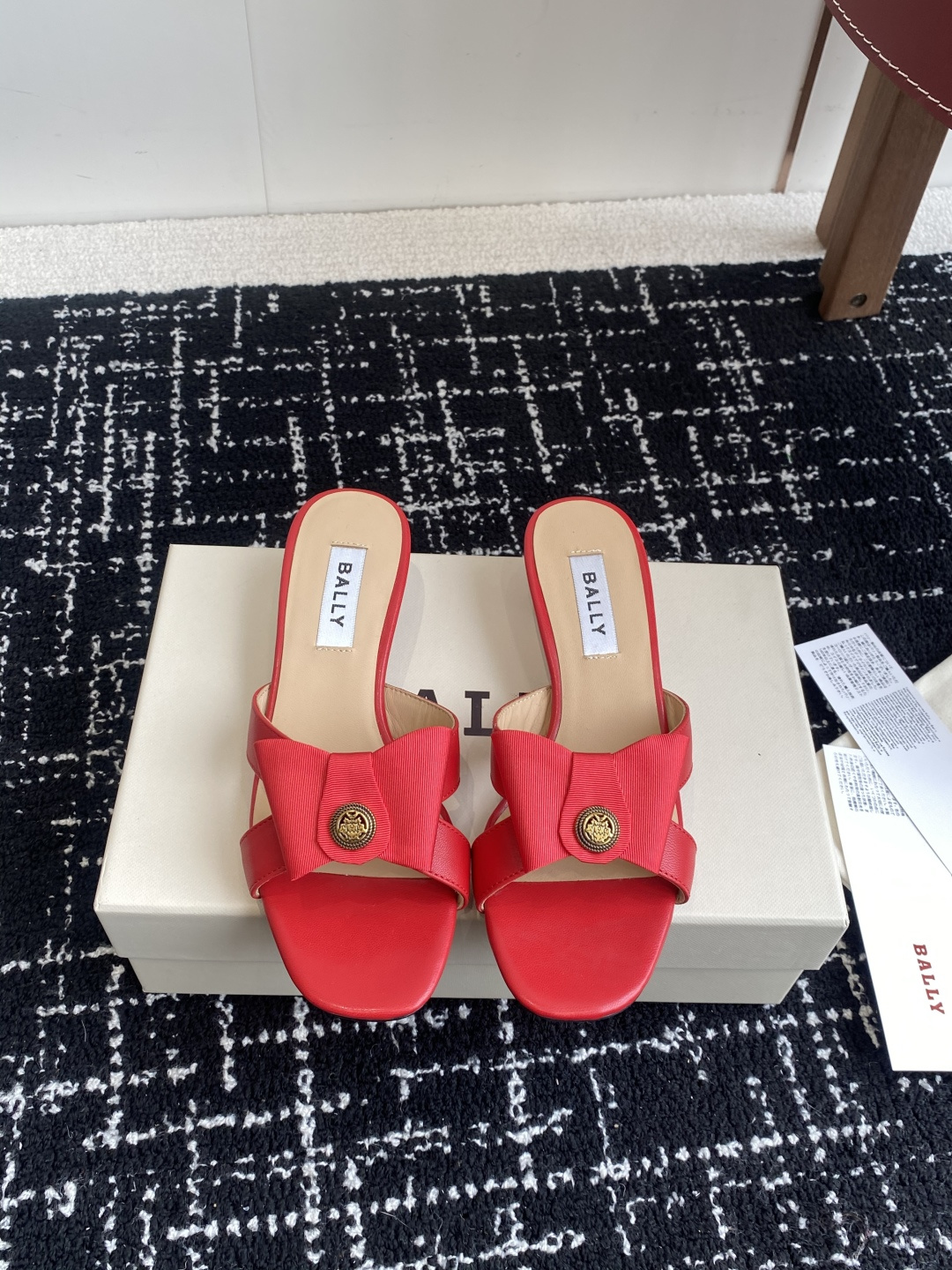 代购级
BALLA25S春夏新款 蝴蝶结凉鞋系列款式新颖别致！

采用方形蝴蝶机设计，搭配小方头！配以b