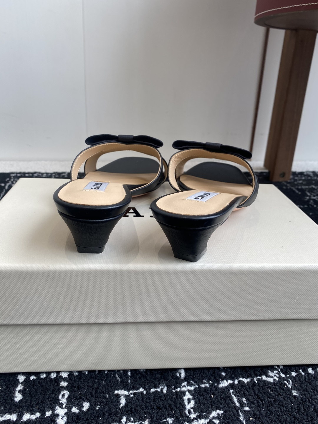 代购级
BALLA25S春夏新款 蝴蝶结凉鞋系列款式新颖别致！

采用方形蝴蝶机设计，搭配小方头！配以b