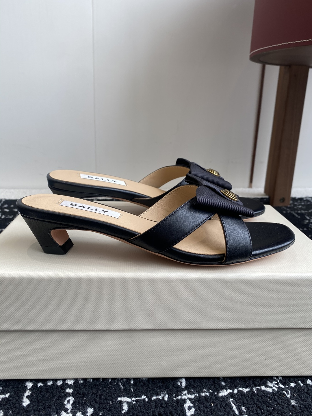 代购级
BALLA25S春夏新款 蝴蝶结凉鞋系列款式新颖别致！

采用方形蝴蝶机设计，搭配小方头！配以b