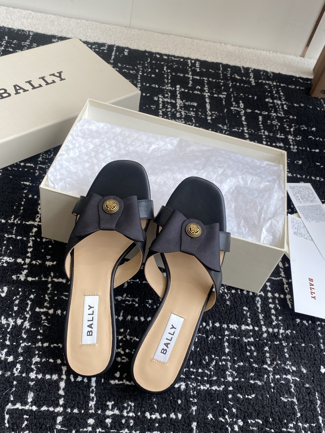 代购级
BALLA25S春夏新款 蝴蝶结凉鞋系列款式新颖别致！

采用方形蝴蝶机设计，搭配小方头！配以b