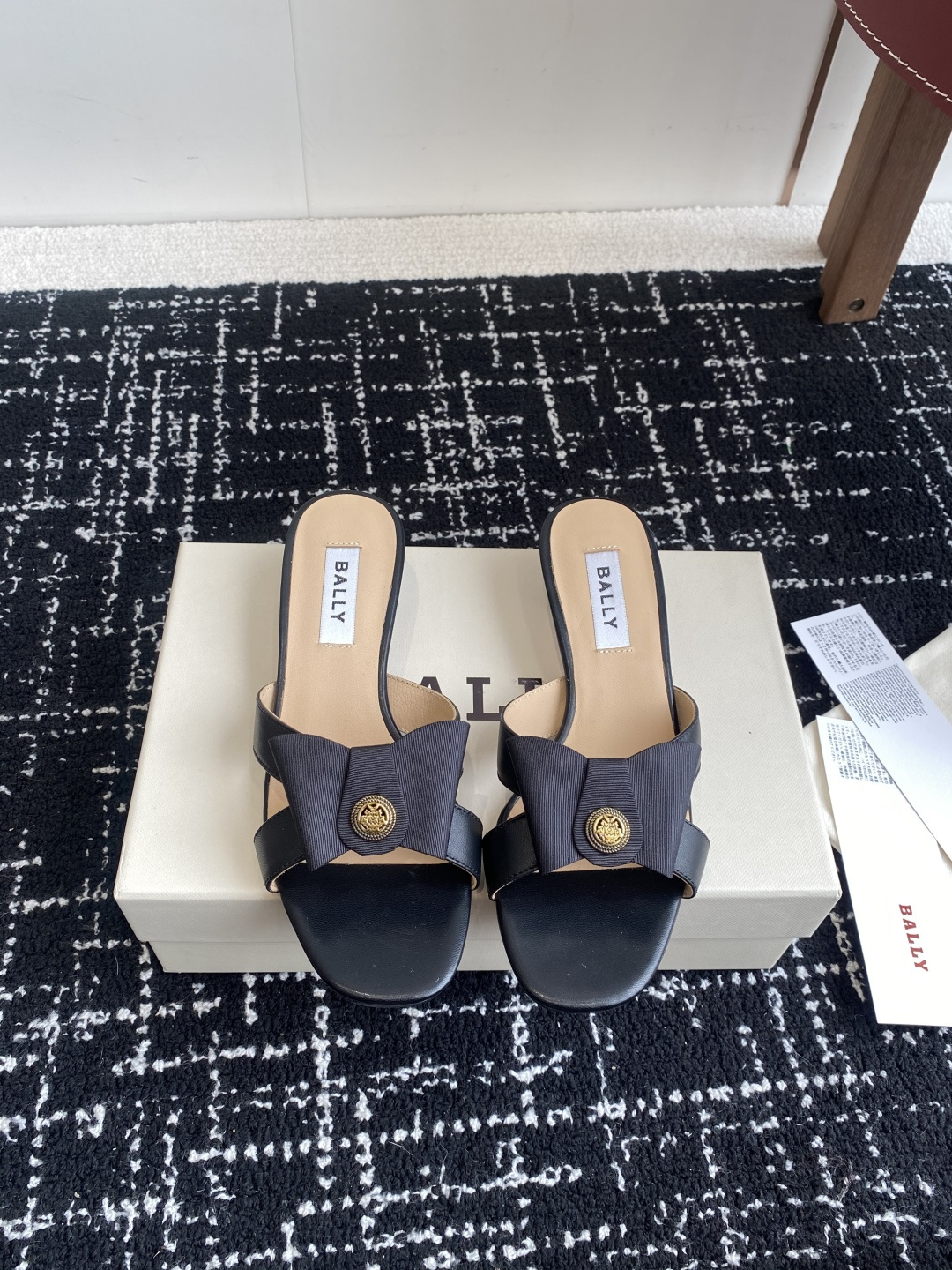 代购级
BALLA25S春夏新款 蝴蝶结凉鞋系列款式新颖别致！

采用方形蝴蝶机设计，搭配小方头！配以b