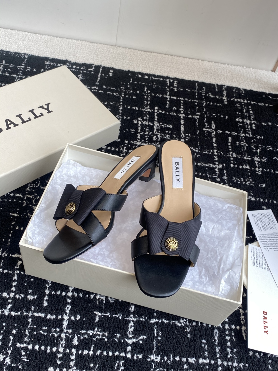 代购级
BALLA25S春夏新款 蝴蝶结凉鞋系列款式新颖别致！

采用方形蝴蝶机设计，搭配小方头！配以b