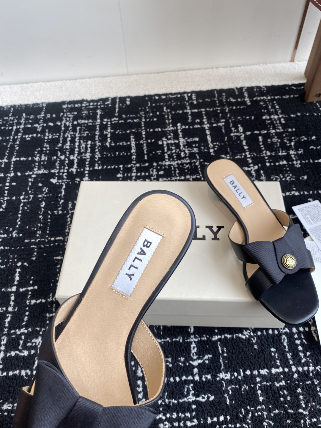 代购级
BALLA25S春夏新款 蝴蝶结凉鞋系列款式新颖别致！

采用方形蝴蝶机设计，搭配小方头！配以b