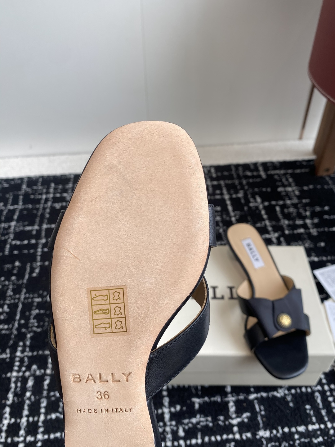 代购级
BALLA25S春夏新款 蝴蝶结凉鞋系列款式新颖别致！

采用方形蝴蝶机设计，搭配小方头！配以b