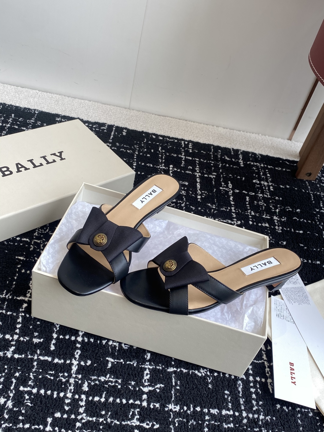 代购级
BALLA25S春夏新款 蝴蝶结凉鞋系列款式新颖别致！

采用方形蝴蝶机设计，搭配小方头！配以b