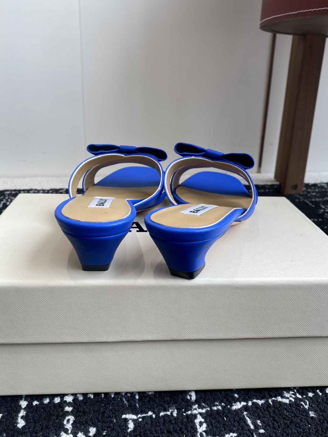 代购级
BALLA25S春夏新款 蝴蝶结凉鞋系列款式新颖别致！

采用方形蝴蝶机设计，搭配小方头！配以b