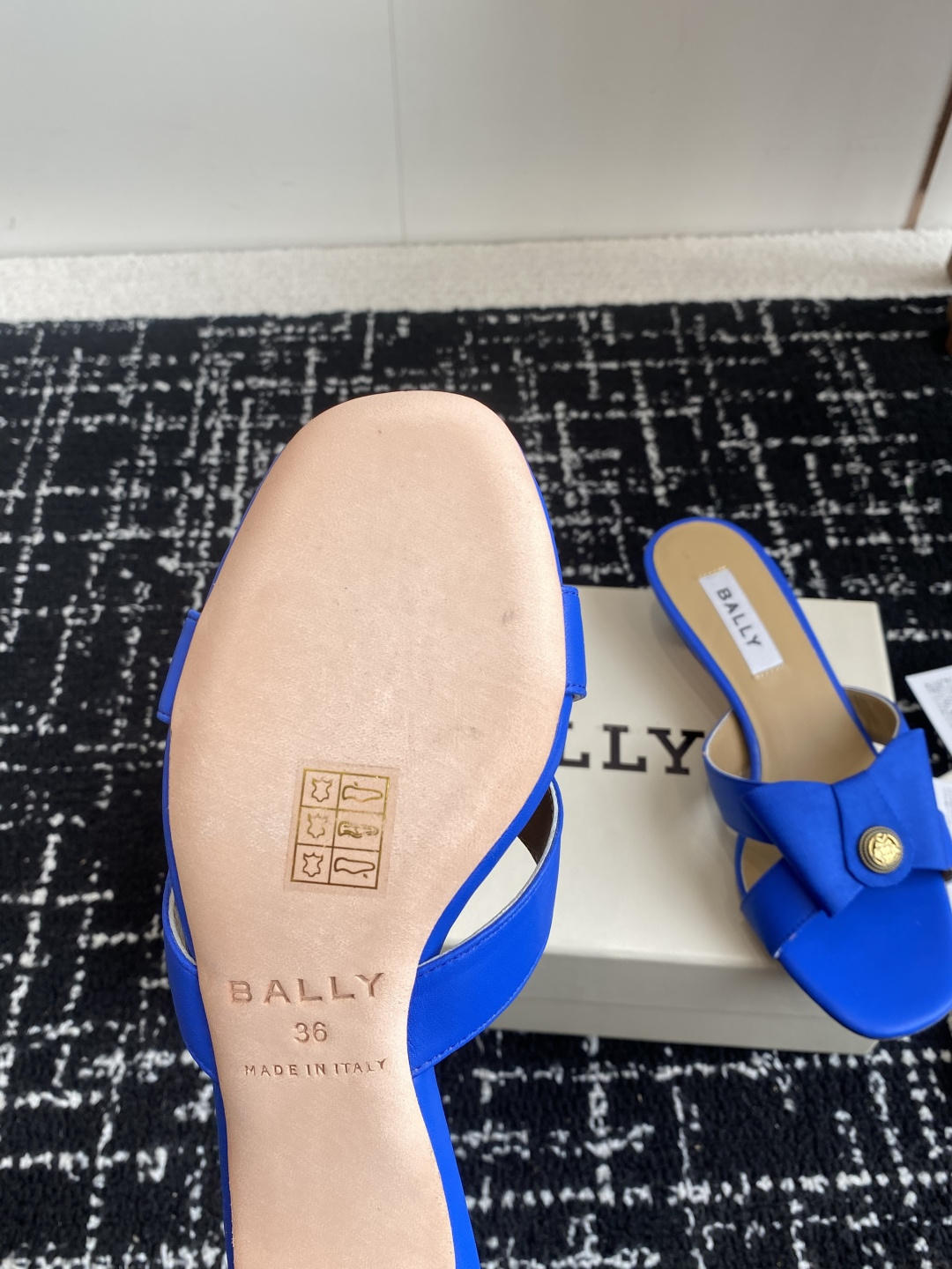 代购级
BALLA25S春夏新款 蝴蝶结凉鞋系列款式新颖别致！

采用方形蝴蝶机设计，搭配小方头！配以b