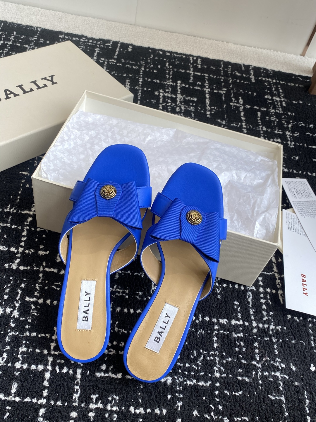 代购级
BALLA25S春夏新款 蝴蝶结凉鞋系列款式新颖别致！

采用方形蝴蝶机设计，搭配小方头！配以b