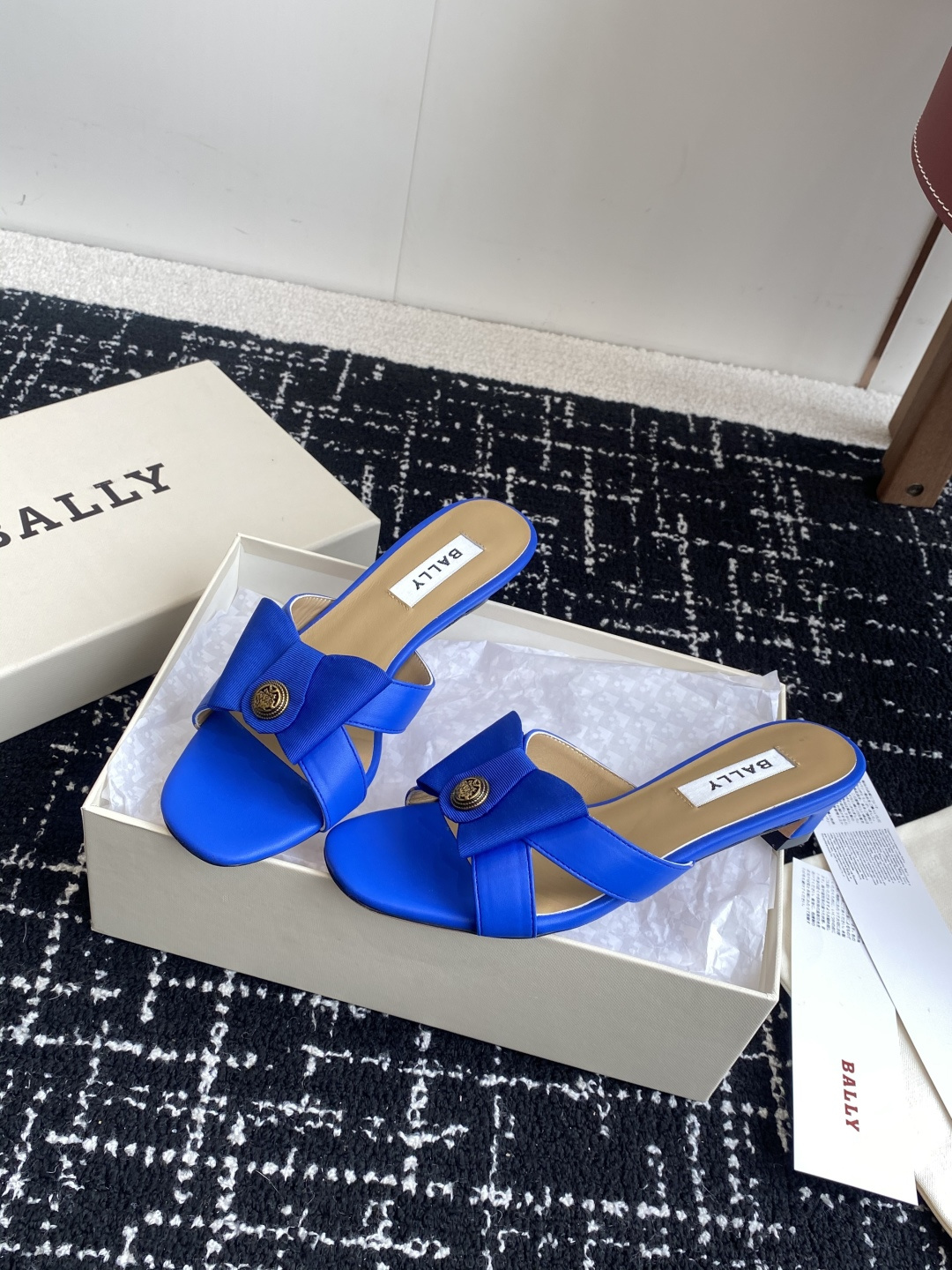 代购级
BALLA25S春夏新款 蝴蝶结凉鞋系列款式新颖别致！

采用方形蝴蝶机设计，搭配小方头！配以b