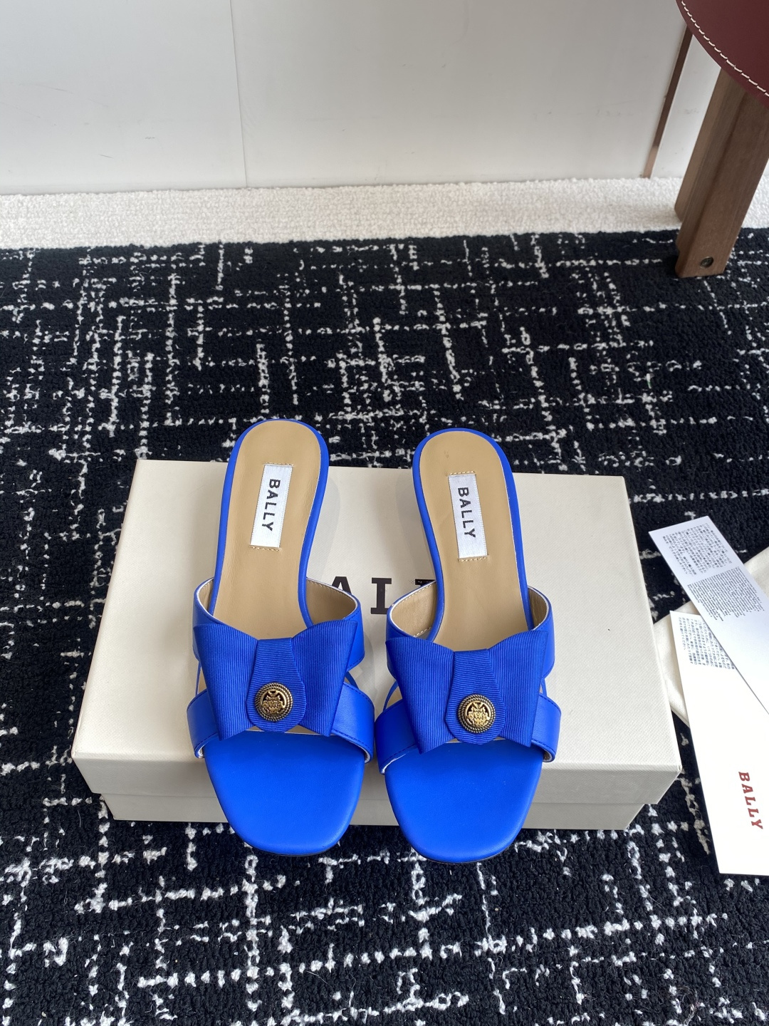 代购级
BALLA25S春夏新款 蝴蝶结凉鞋系列款式新颖别致！

采用方形蝴蝶机设计，搭配小方头！配以b