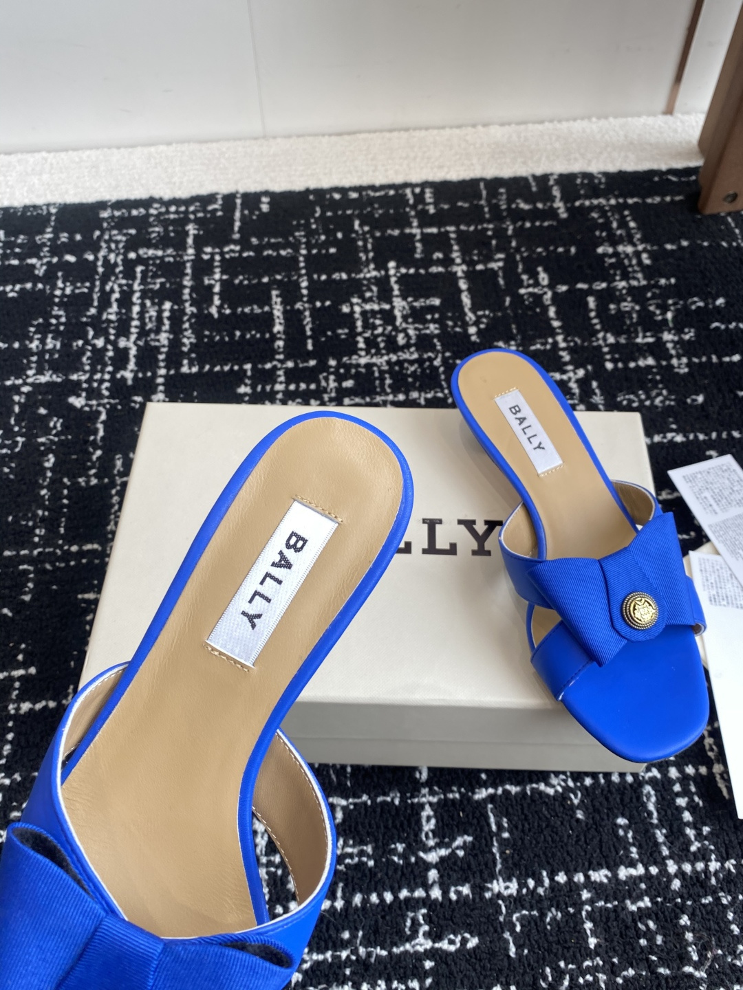 代购级
BALLA25S春夏新款 蝴蝶结凉鞋系列款式新颖别致！

采用方形蝴蝶机设计，搭配小方头！配以b