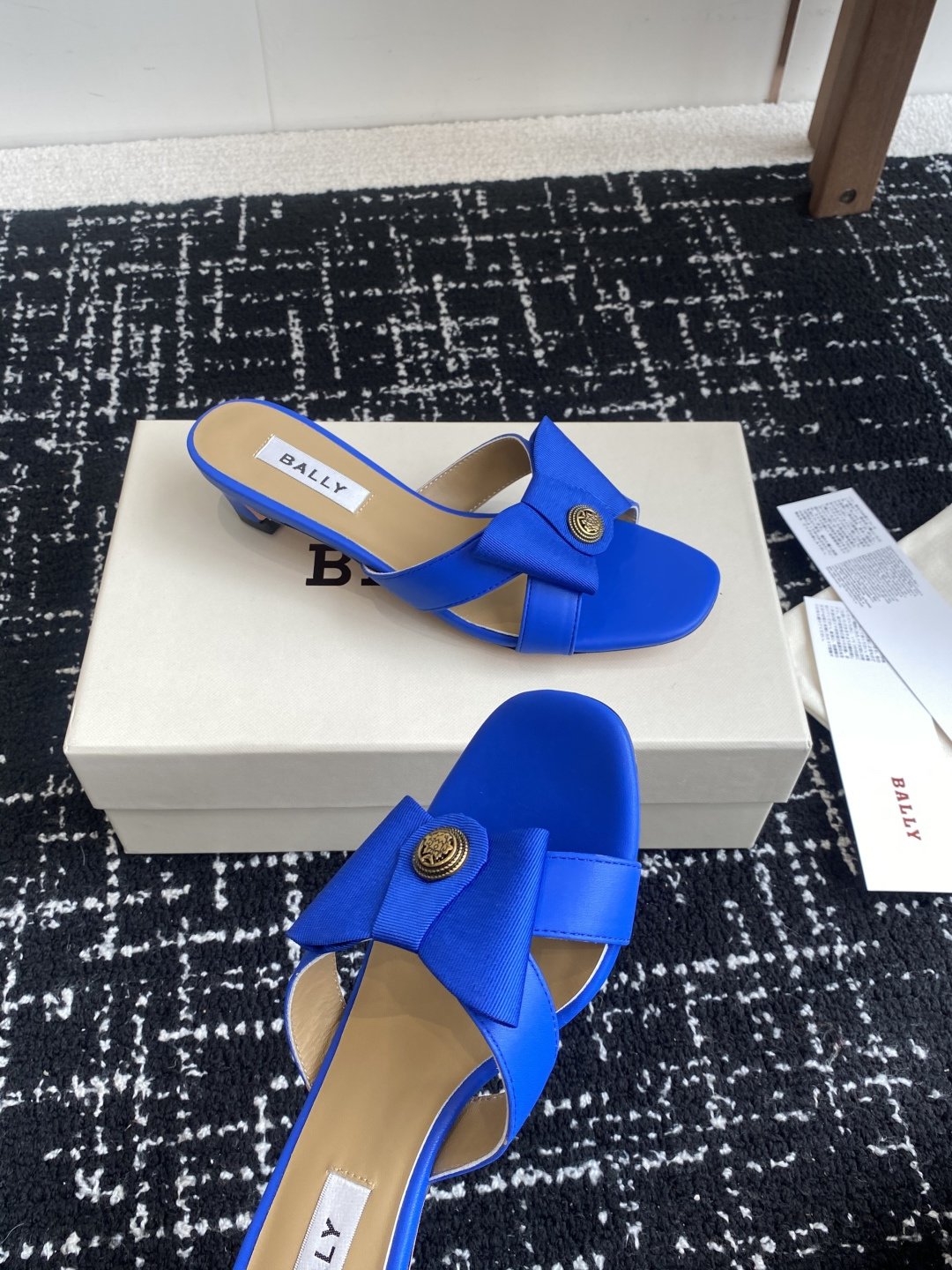 代购级
BALLA25S春夏新款 蝴蝶结凉鞋系列款式新颖别致！

采用方形蝴蝶机设计，搭配小方头！配以b