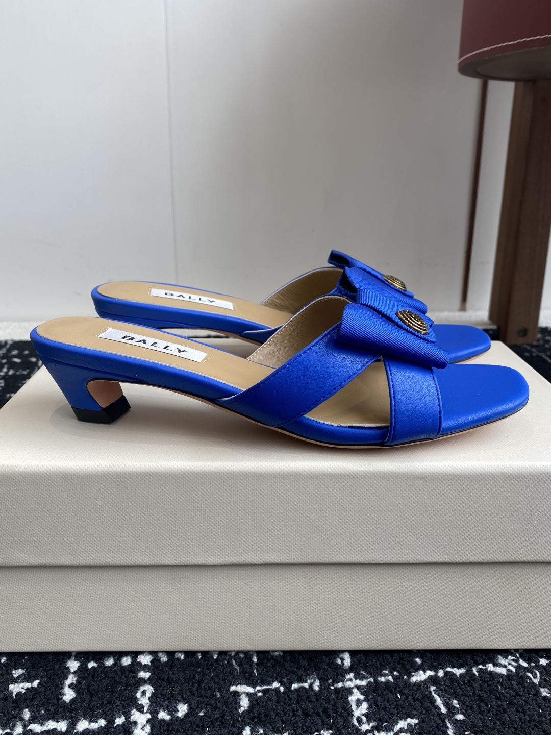 代购级
BALLA25S春夏新款 蝴蝶结凉鞋系列款式新颖别致！

采用方形蝴蝶机设计，搭配小方头！配以b