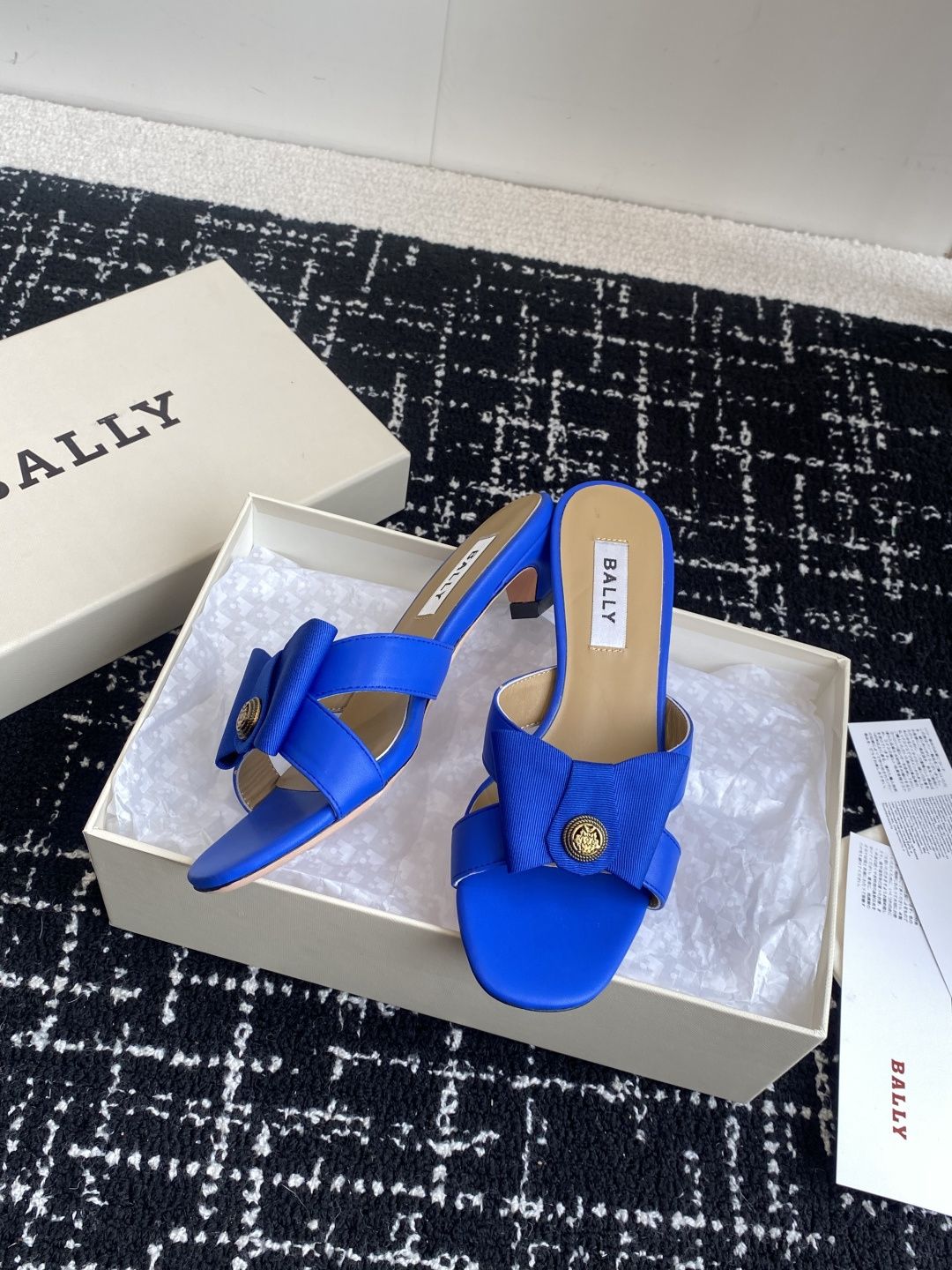 代购级
BALLA25S春夏新款 蝴蝶结凉鞋系列款式新颖别致！

采用方形蝴蝶机设计，搭配小方头！配以b