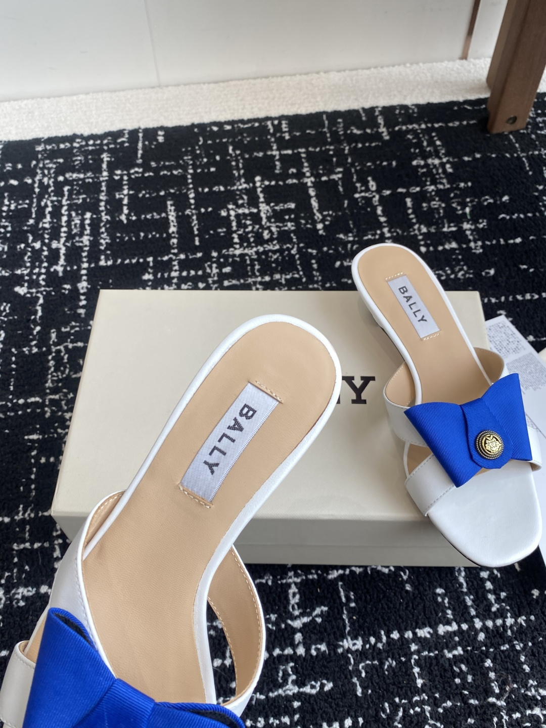 代购级
BALLA25S春夏新款 蝴蝶结凉鞋系列款式新颖别致！

采用方形蝴蝶机设计，搭配小方头！配以b