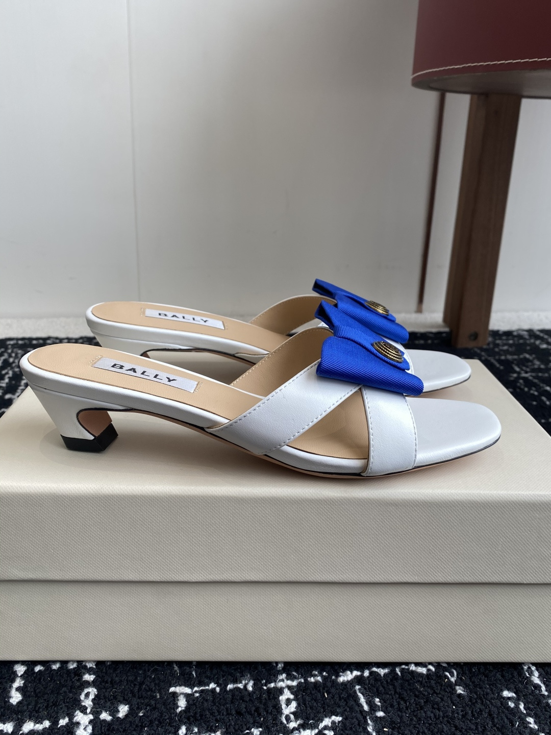 代购级
BALLA25S春夏新款 蝴蝶结凉鞋系列款式新颖别致！

采用方形蝴蝶机设计，搭配小方头！配以b