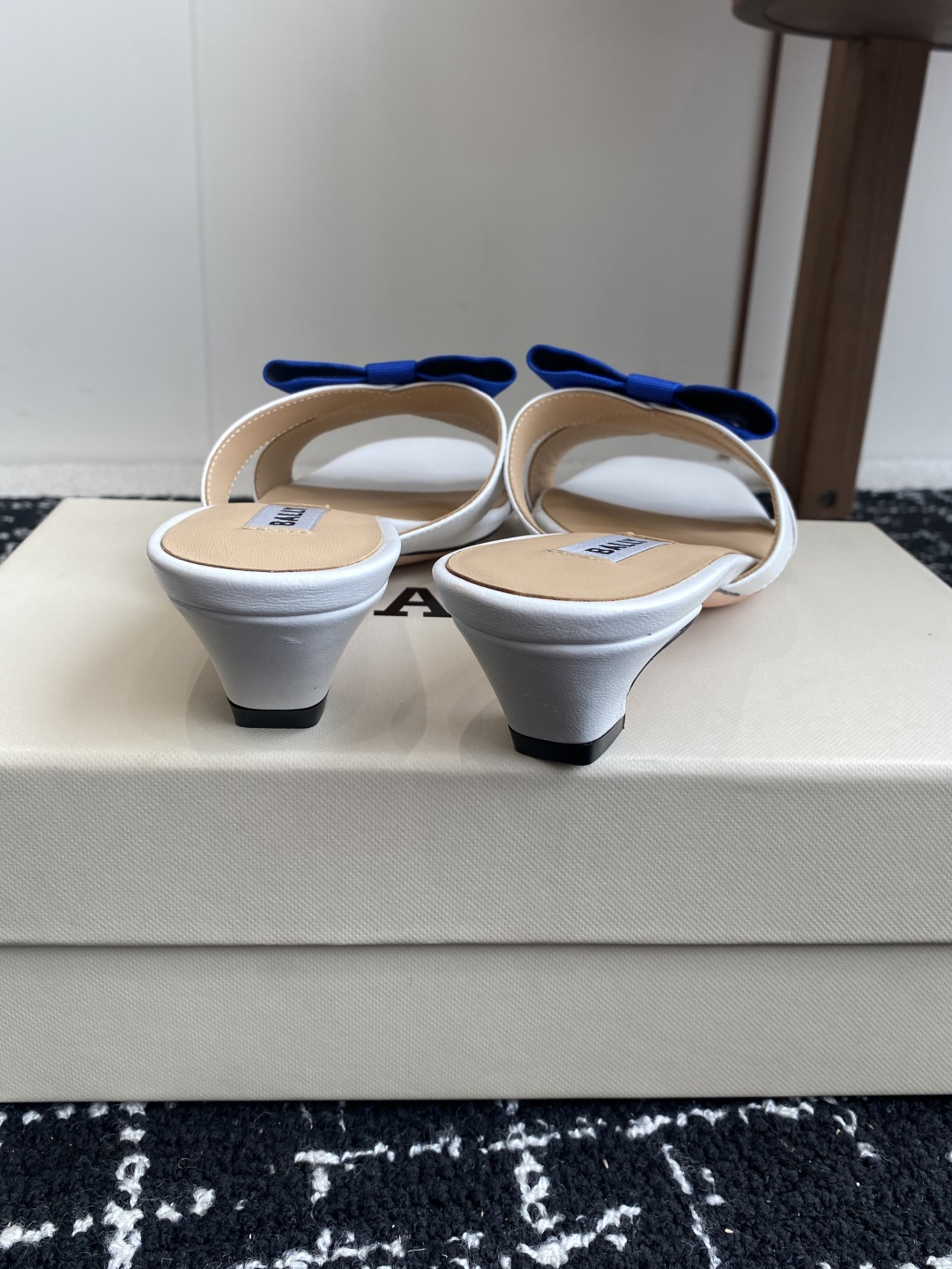 代购级
BALLA25S春夏新款 蝴蝶结凉鞋系列款式新颖别致！

采用方形蝴蝶机设计，搭配小方头！配以b