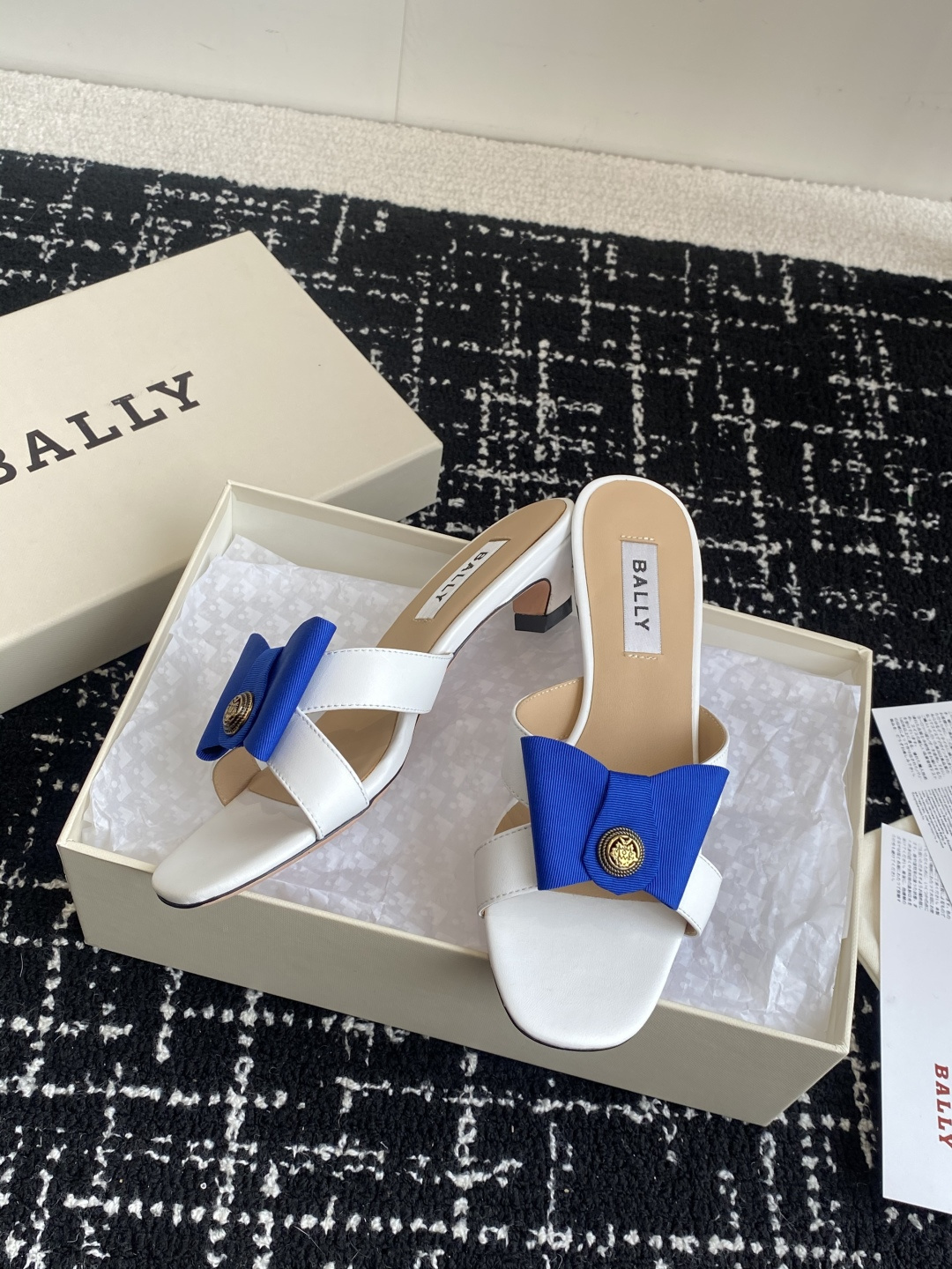 代购级
BALLA25S春夏新款 蝴蝶结凉鞋系列款式新颖别致！

采用方形蝴蝶机设计，搭配小方头！配以b